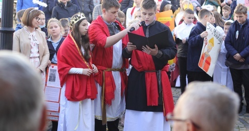 Polkowice. Święci na rynku