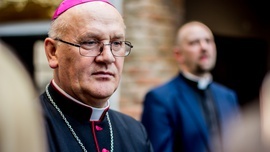Abp Górzyński: Stając przy grobach zmarłych, pamiętajmy, że życie jest darem