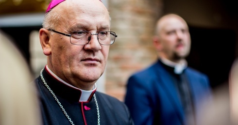 Abp Górzyński: Stając przy grobach zmarłych, pamiętajmy, że życie jest darem