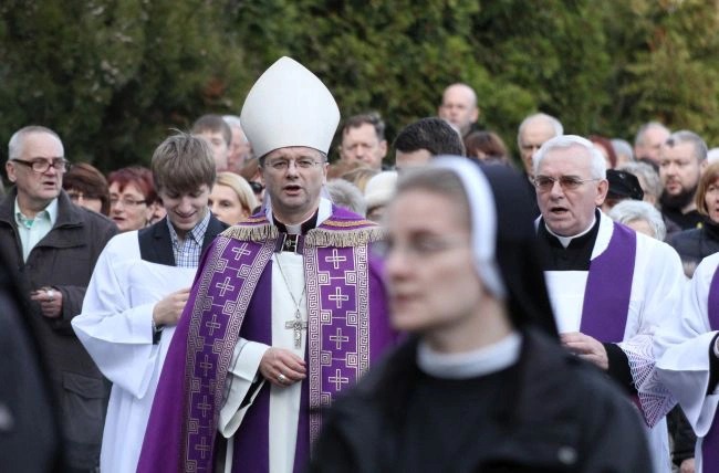 Bp Lityński o modlitwie za zmarłych 