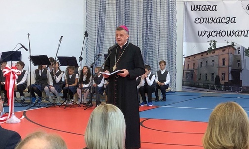 Bp Roman Pindel, sprawujacy też funkcję prezesa stowarzyszenia "Dziedzictwo św. Jana Sarkandra", pobłogosławił salę i podziękował wszystkim wspierającym to przedsięwzięcie 