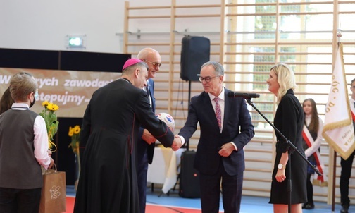 Podziękowania otrzymali wszyscy pomocnicy i sprzymierzeńcy inwestycji.