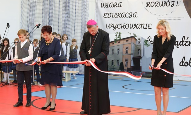 Symboliczne przecięcie wstęgi oznacza oddanie nowej sali do użytkowania przez uczniów KSP.