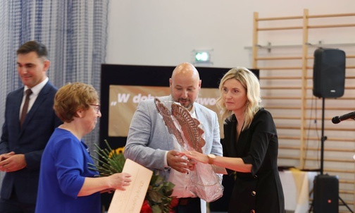 Współpracownicy podziękowali za ogrom starań także dyrektor Annie Tomanek-Pudzie.
