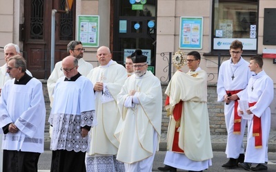 Procesja z relikwiami św. Jana Kantego na Rynek w Kętach.