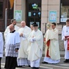 Procesja z relikwiami św. Jana Kantego na Rynek w Kętach.