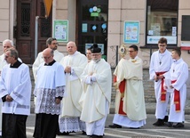 Procesja z relikwiami św. Jana Kantego na Rynek w Kętach.