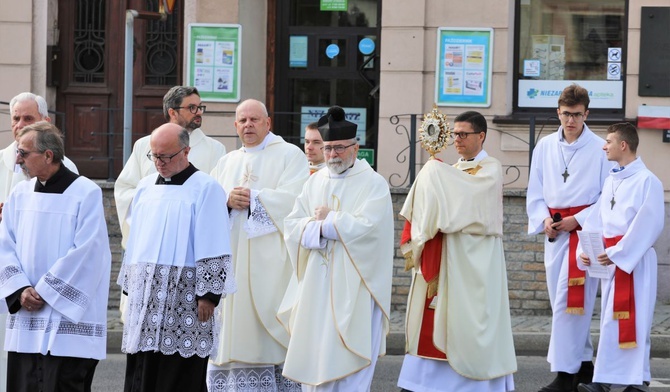 Procesja z relikwiami św. Jana Kantego na Rynek w Kętach.