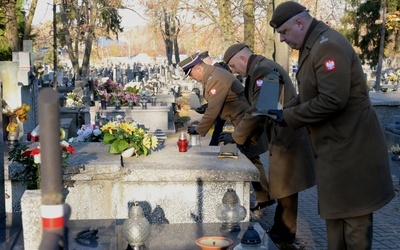 Mundurowi przy grobach tych, którzy walczyli dla Polski.