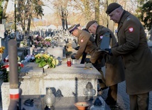 Mundurowi przy grobach tych, którzy walczyli dla Polski.