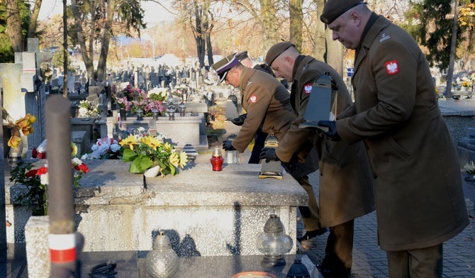 Mundurowi przy grobach tych, którzy walczyli dla Polski.