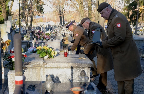 Mundurowi przy grobach tych, którzy walczyli dla Polski.