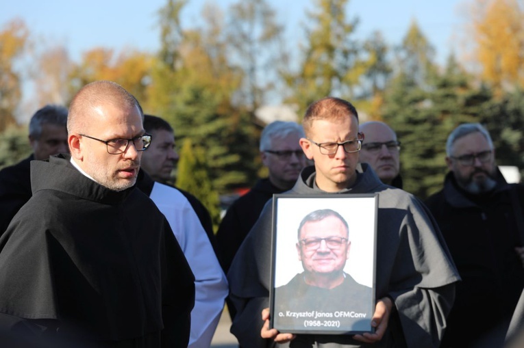 Ostatnie pożegnanie o. Krzysztofa Janasa OFMConv w Harmężach
