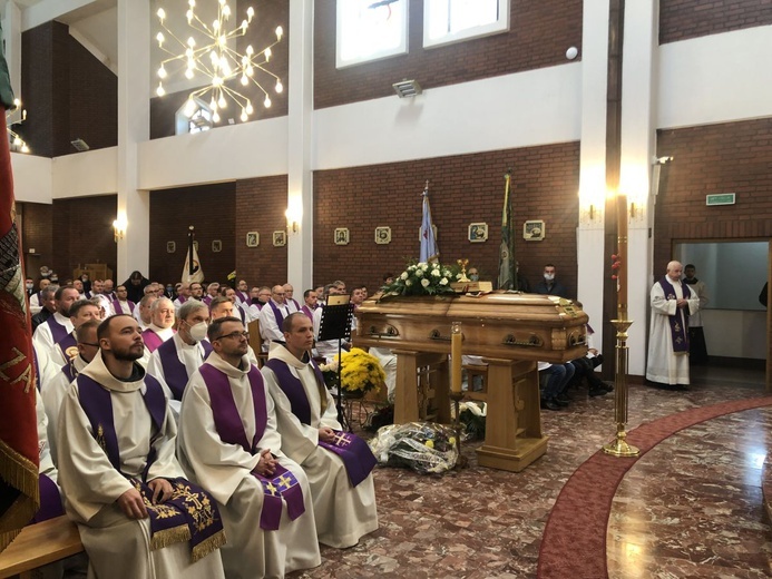 Ostatnie pożegnanie o. Krzysztofa Janasa OFMConv w Harmężach