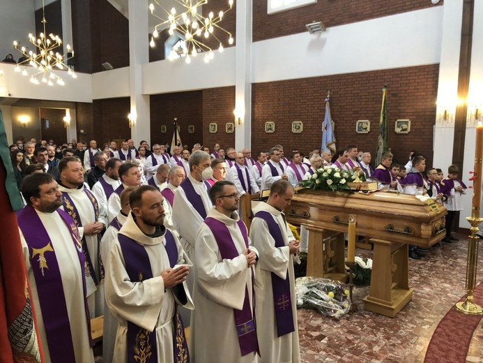 Ostatnie pożegnanie o. Krzysztofa Janasa OFMConv w Harmężach