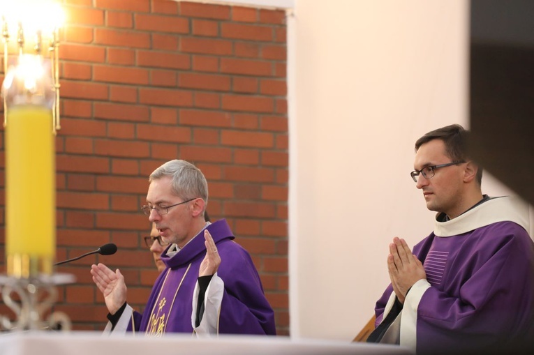 Ostatnie pożegnanie o. Krzysztofa Janasa OFMConv w Harmężach