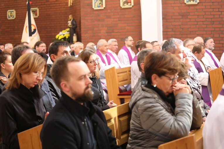 Ostatnie pożegnanie o. Krzysztofa Janasa OFMConv w Harmężach