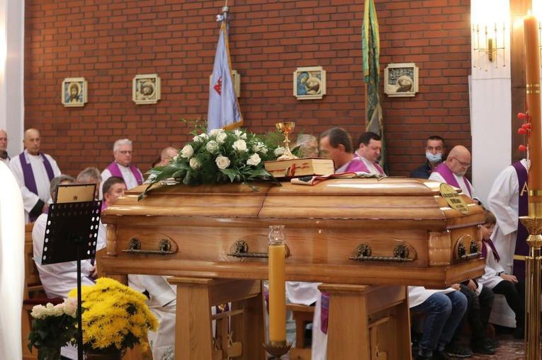 Ostatnie pożegnanie o. Krzysztofa Janasa OFMConv w Harmężach