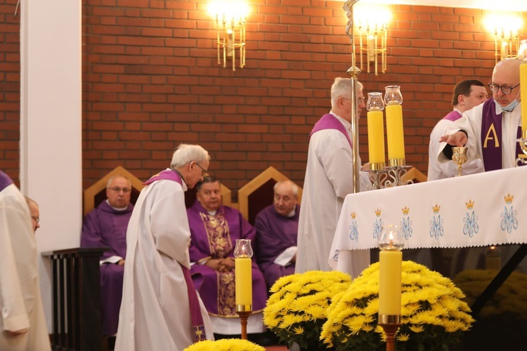 Ostatnie pożegnanie o. Krzysztofa Janasa OFMConv w Harmężach