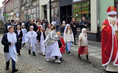 Przebrali się za świętych, przeszli przez miasto, tańczyli na balu