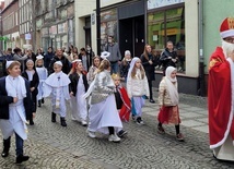 Przebrali się za świętych, przeszli przez miasto, tańczyli na balu