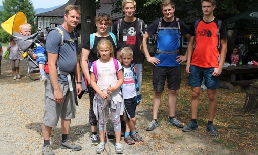 Paweł (drugi z prawej) z rodzicami i rodzeństwem dwa lata temu na Ewangelizacji w Beskidach na Soszowie w 2019 r.