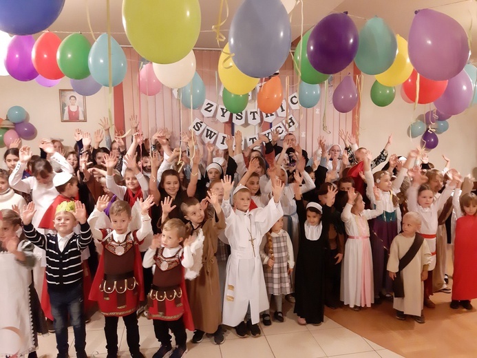 Borzęcin. Bal wszystkich świętych