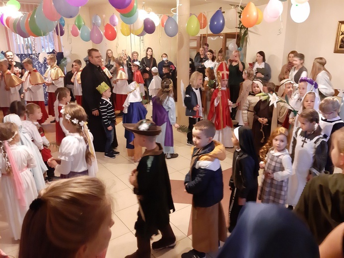 Borzęcin. Bal wszystkich świętych