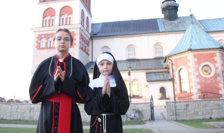 Borzęcin. Bal wszystkich świętych