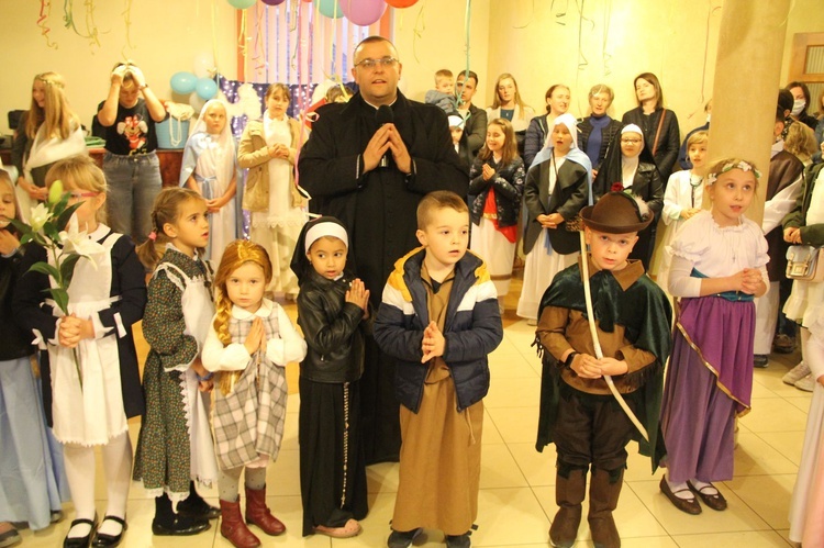 Borzęcin. Bal wszystkich świętych