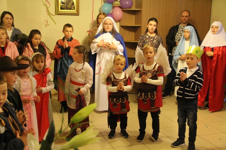 Borzęcin. Bal wszystkich świętych