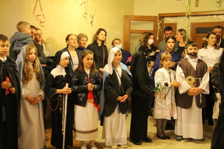 Borzęcin. Bal wszystkich świętych