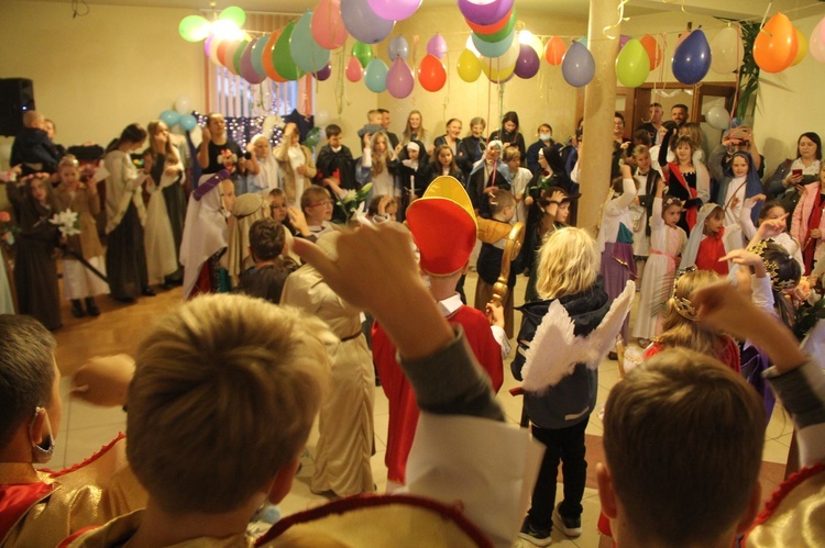 Borzęcin. Bal wszystkich świętych