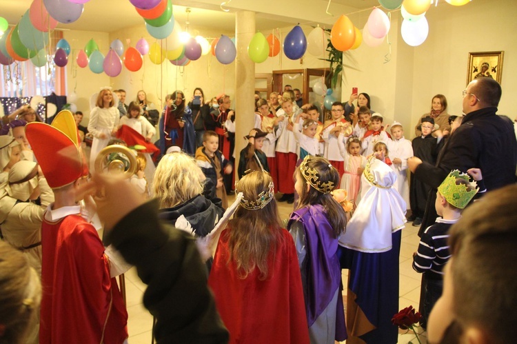 Borzęcin. Bal wszystkich świętych