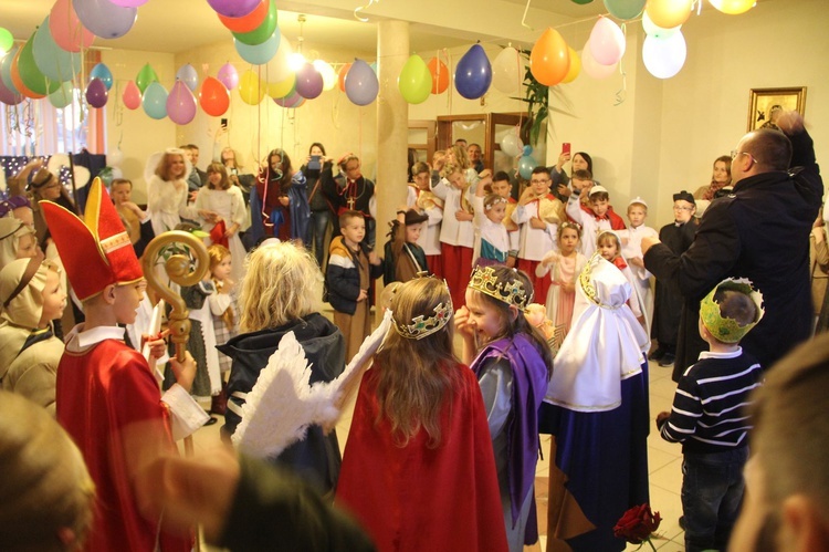 Borzęcin. Bal wszystkich świętych