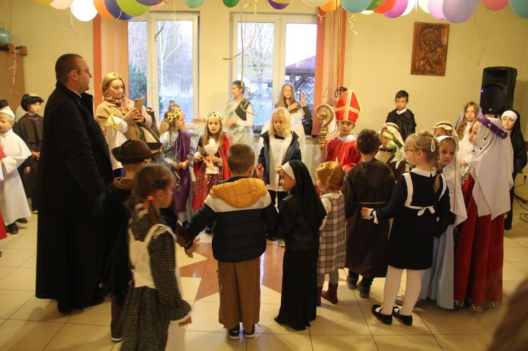 Borzęcin. Bal wszystkich świętych