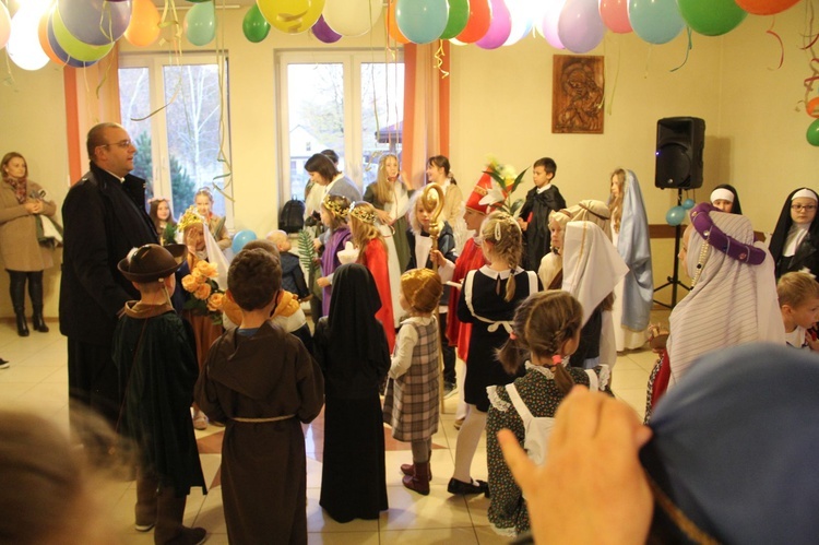 Borzęcin. Bal wszystkich świętych