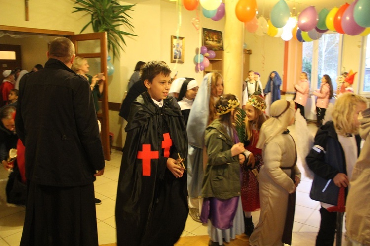 Borzęcin. Bal wszystkich świętych