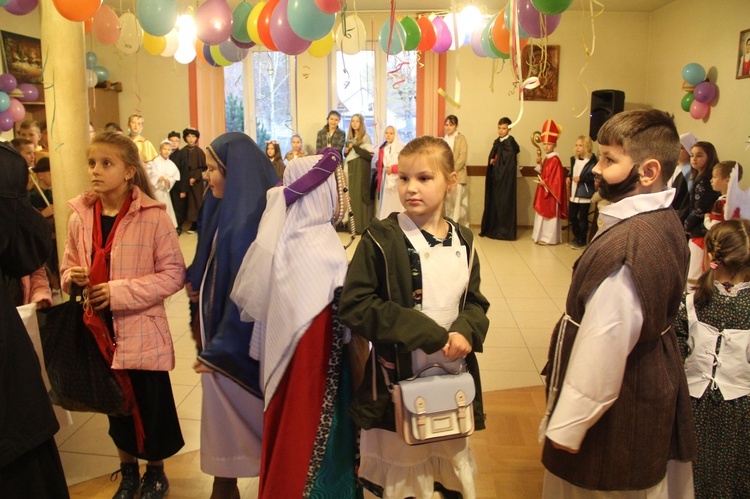 Borzęcin. Bal wszystkich świętych