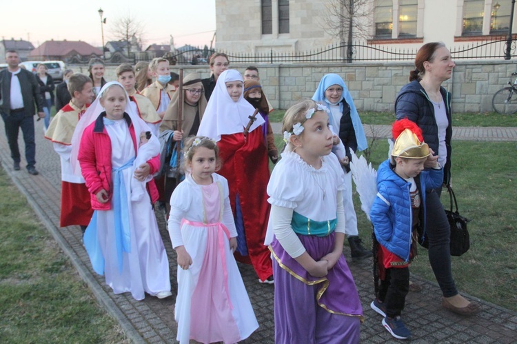 Borzęcin. Bal wszystkich świętych