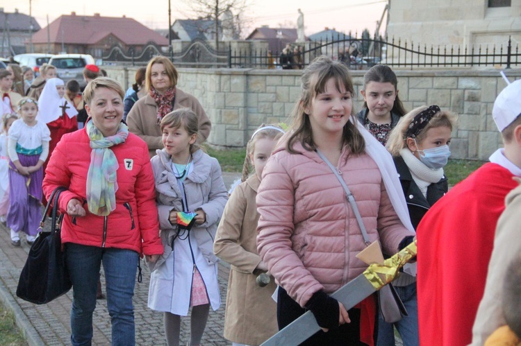 Borzęcin. Bal wszystkich świętych