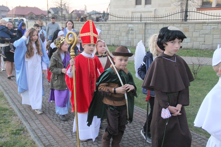 Borzęcin. Bal wszystkich świętych