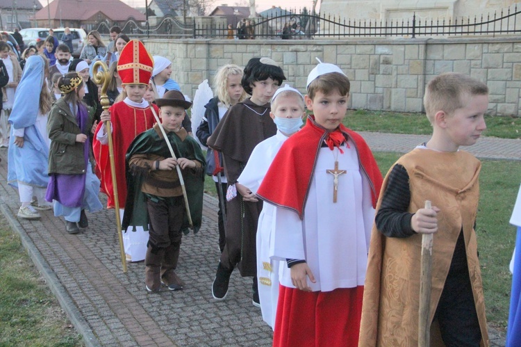 Borzęcin. Bal wszystkich świętych