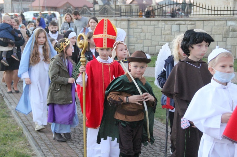 Borzęcin. Bal wszystkich świętych