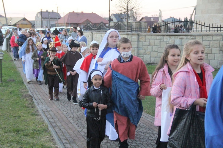 Borzęcin. Bal wszystkich świętych