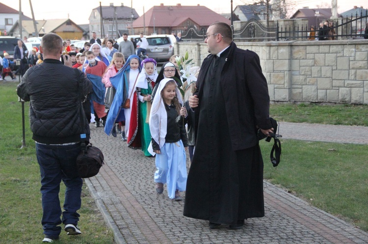 Borzęcin. Bal wszystkich świętych