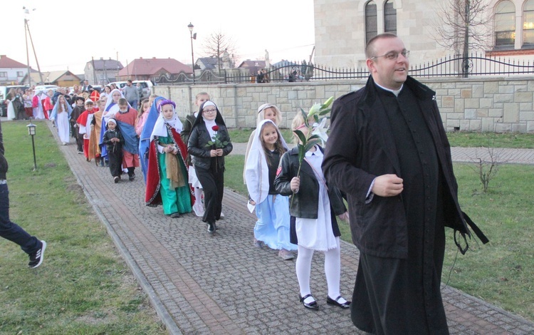 Borzęcin. Bal wszystkich świętych
