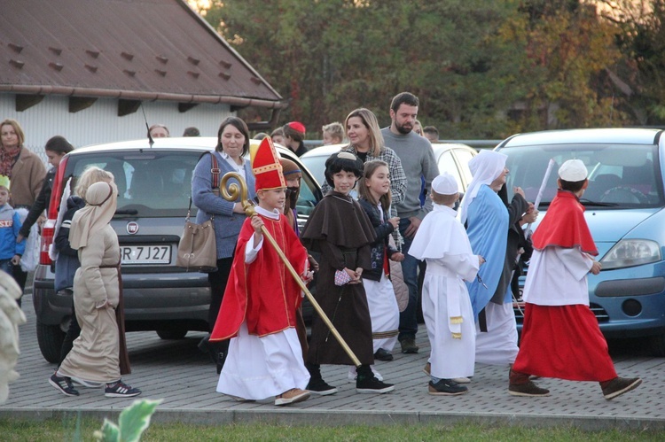 Borzęcin. Bal wszystkich świętych