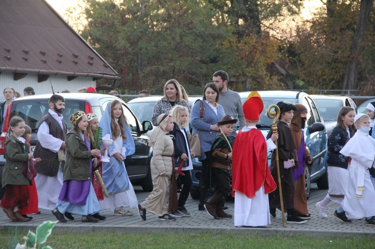 Borzęcin. Bal wszystkich świętych