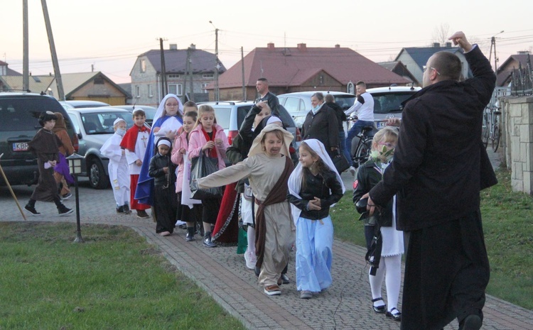 Borzęcin. Bal wszystkich świętych